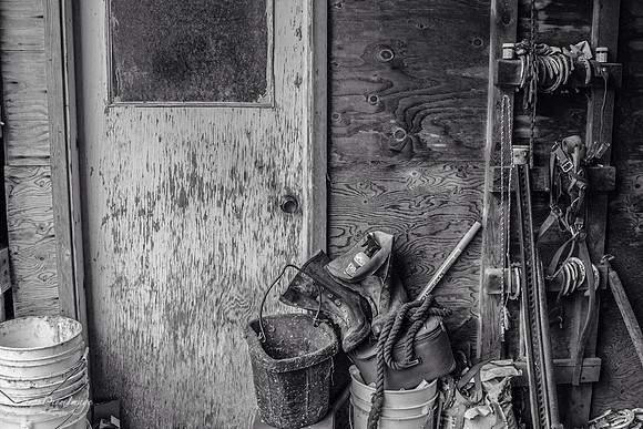 Dad's Horse Barn B/W